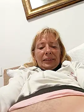 Snapshot of Ladykiss833 chatting on 10.05.25 Ladykiss833 online show from 10.05.25