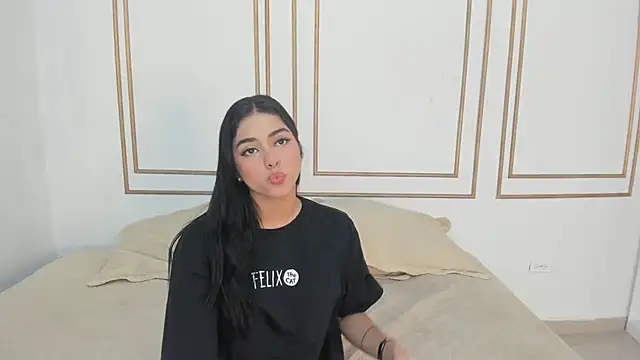 Snapshot of natalia_aguirre1 chatting on 01.25.25 natalia aguirre1 online show from 01.25.25