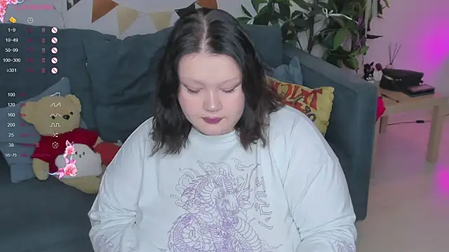 Snapshot of LilyBelll chatting on 10.04.25 LilyBelll online show from 10.04.25