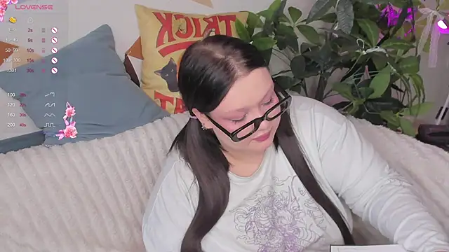 Snapshot of LilyBelll chatting on 10.16.25 LilyBelll online show from 10.16.25
