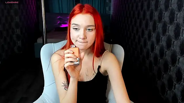 Snapshot of Lesi_Moonie01 chatting on 12.17.24 Lesi Moonie01 online show from 12.17.24