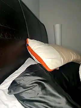 Snapshot of Kinkbitch25 chatting on 12.04.25 Kinkbitch25 online show from 12.04.25