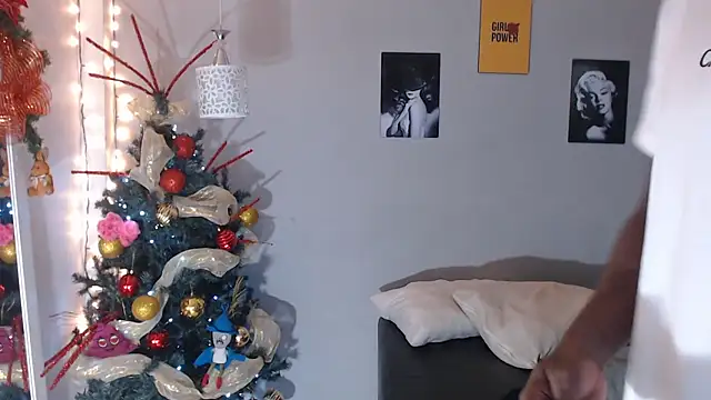 Snapshot of Kimandyuk chatting on 12.31.24 Kimandyuk online show from 12.31.24