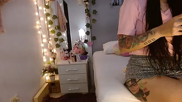 Snapshot of Kimandyuk chatting on 03.21.25 Kimandyuk online show from 03.21.25