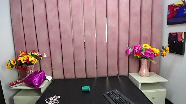 Snapshot of EmilyyEvans_ chatting on 12.14.24 EmilyyEvans online show from 12.14.24