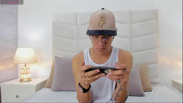 Snapshot of Buda_and_Cataleya_ chatting on 03.22.25 Buda and Cataleya online show from 03.22.25