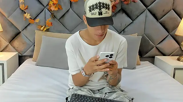 Snapshot of Buda_and_Cataleya_ chatting on 11.04.25 Buda and Cataleya online show from 11.04.25