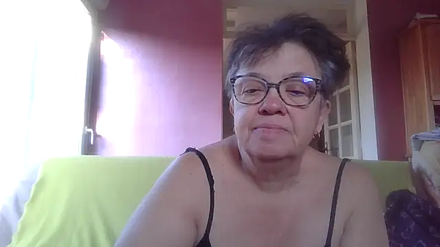 Snapshot of Vandeae44 chatting on 03.18.25 Vandeae44 online show from 03.18.25