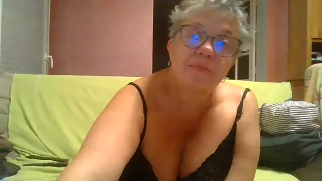 Snapshot of Vandeae44 chatting on 09.19.25 Vandeae44 online show from 09.19.25