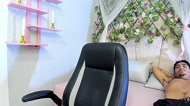 Snapshot of Annyeli chatting on 12.20.24 Annyeli online show from 12.20.24