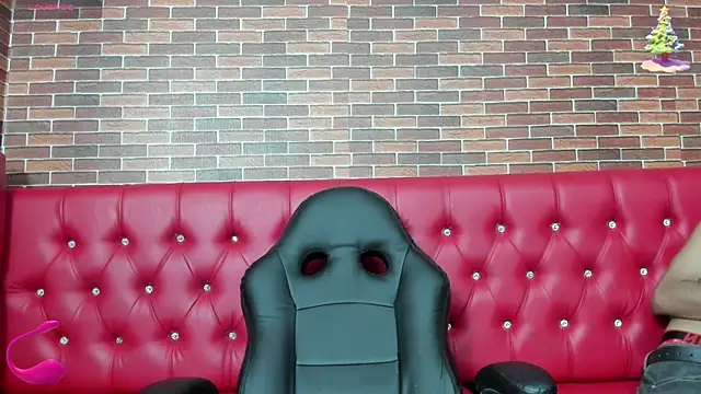 Snapshot of Annyeli chatting on 12.25.24 Annyeli online show from 12.25.24