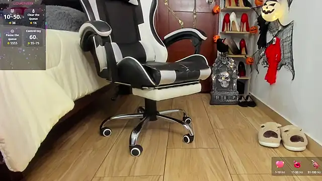 SophieBaker   online show from 10.13.25