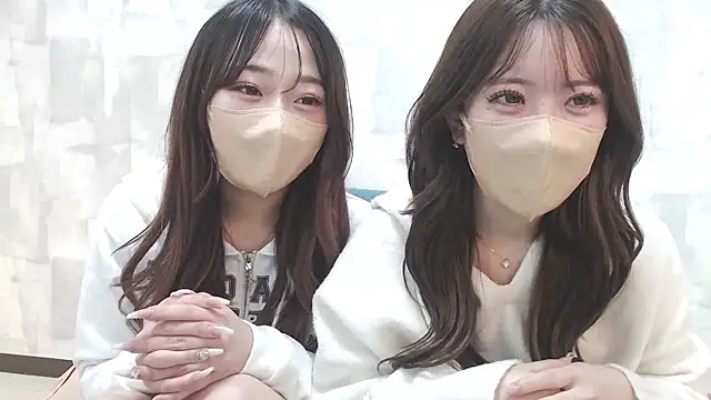 Snapshot of LOVE_MOMO_LOVE chatting on 02.10.25 LOVE MOMO LOVE online show from 02.10.25