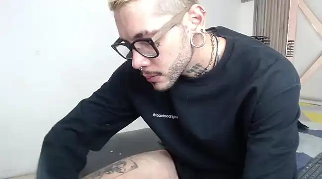 Snapshot of MurdockH chatting on 03.18.25 MurdockH online show from 03.18.25