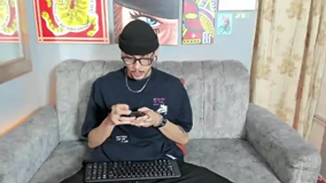 Snapshot of MurdockH chatting on 10.20.25 MurdockH online show from 10.20.25