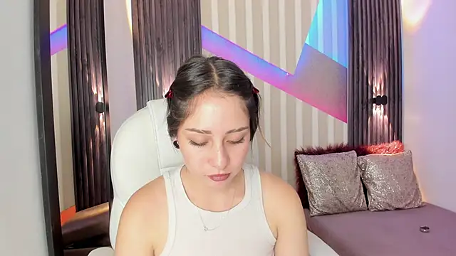 Snapshot of emily_layton chatting on 09.19.25 emily layton online show from 09.19.25