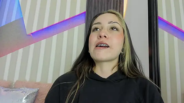 Snapshot of emily_layton chatting on 10.19.25 emily layton online show from 10.19.25