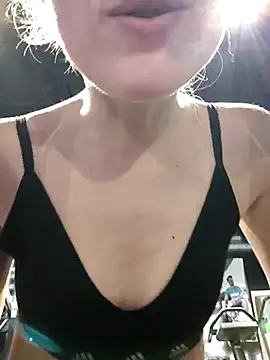 Snapshot of Loujoly_modele chatting on 02.24.25 Loujoly modele online show from 02.24.25