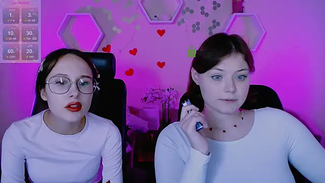 Snapshot of nikole_kitt chatting on 10.11.25 nikole kitt online show from 10.11.25