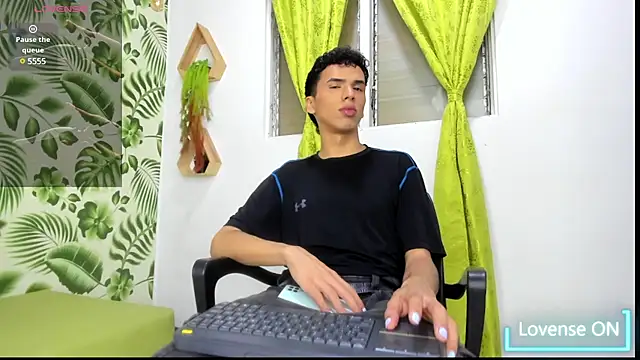 Snapshot of SEANTROYY chatting on 02.12.25 SEANTROYY online show from 02.12.25