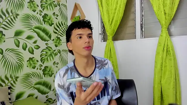 Snapshot of SEANTROYY chatting on 03.19.25 SEANTROYY online show from 03.19.25