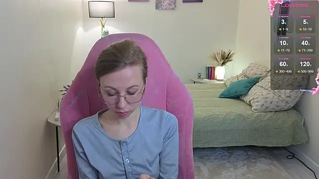 Snapshot of Lill_Mary chatting on 10.20.25 Lill Mary online show from 10.20.25