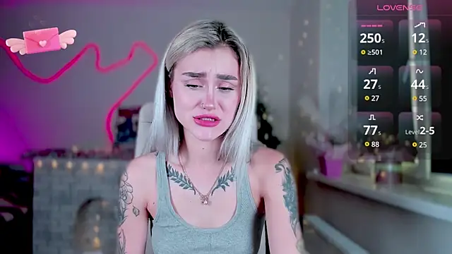 Snapshot of _Ravenaa chatting on 12.20.24 Ravenaa online show from 12.20.24