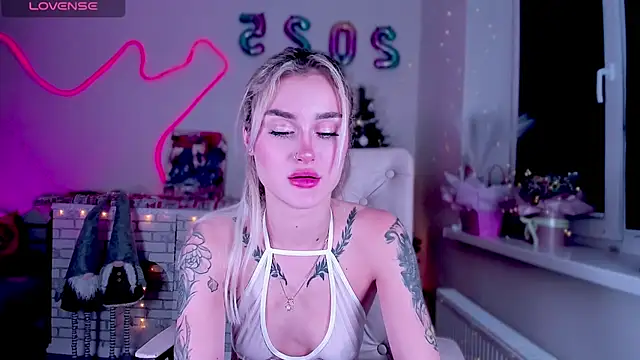 Snapshot of _Ravenaa chatting on 12.22.24 Ravenaa online show from 12.22.24