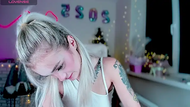 Snapshot of _Ravenaa chatting on 12.23.24 Ravenaa online show from 12.23.24