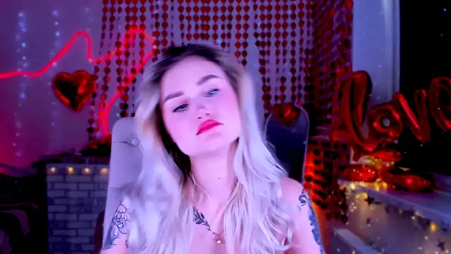 Snapshot of _Ravenaa chatting on 02.26.25 Ravenaa online show from 02.26.25