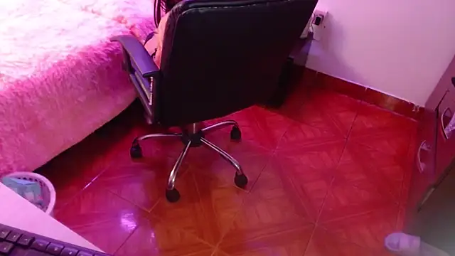 Snapshot of Miia-fox chatting on 12.18.24 Miia-fox online show from 12.18.24