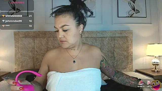 Snapshot of lyn_adamns chatting on 01.05.25 lyn adamns online show from 01.05.25