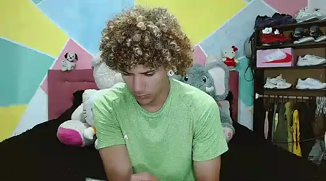 Snapshot of tylor_boy chatting on 01.08.25 tylor boy online show from 01.08.25