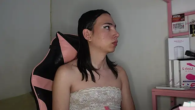 Snapshot of Flaream_angel chatting on 10.30.25 Flaream angel online show from 10.30.25