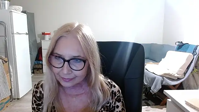 Snapshot of sofia_xkiss chatting on 03.18.25 sofia xkiss online show from 03.18.25