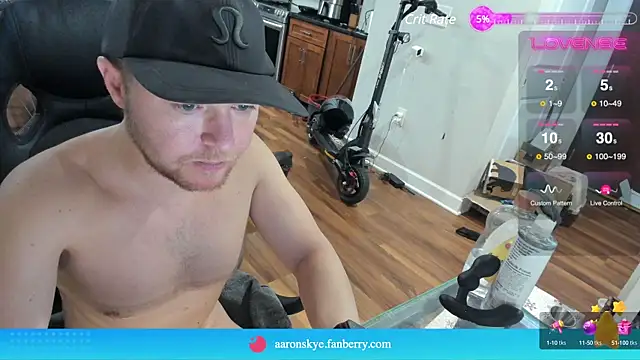 Snapshot of aaron_s_x chatting on 12.21.24 aaron s x online show from 12.21.24