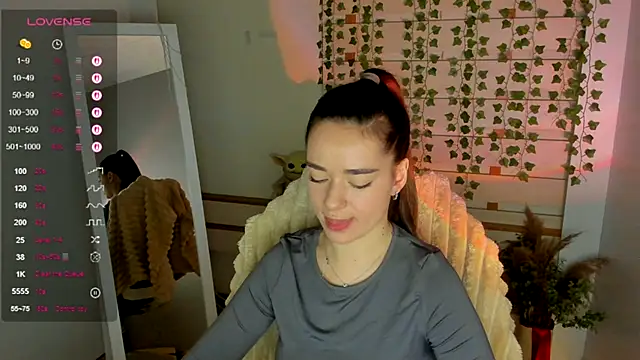 Snapshot of Bella_XO chatting on 09.27.25 Bella XO online show from 09.27.25