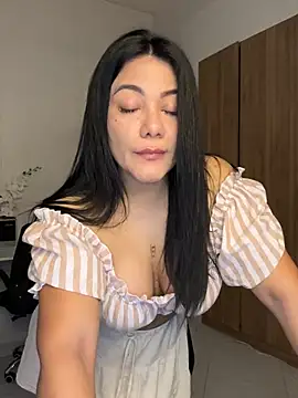Snapshot of Abril10_ chatting on 03.10.25 Abril10 online show from 03.10.25