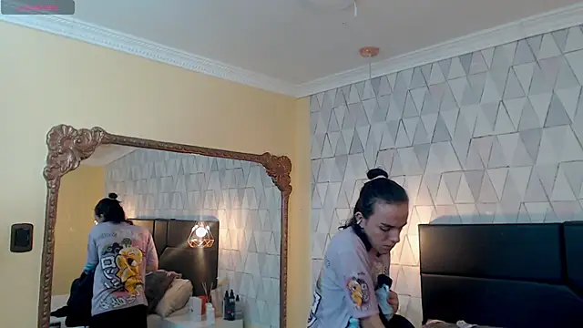 Snapshot of JustinePerry chatting on 02.21.25 JustinePerry online show from 02.21.25