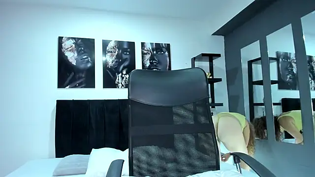 Snapshot of Mia_fooxx_ chatting on 11.12.25 Mia fooxx online show from 11.12.25