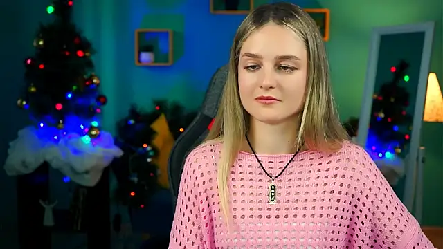 Snapshot of DeboraLarson chatting on 12.17.24 DeboraLarson online show from 12.17.24