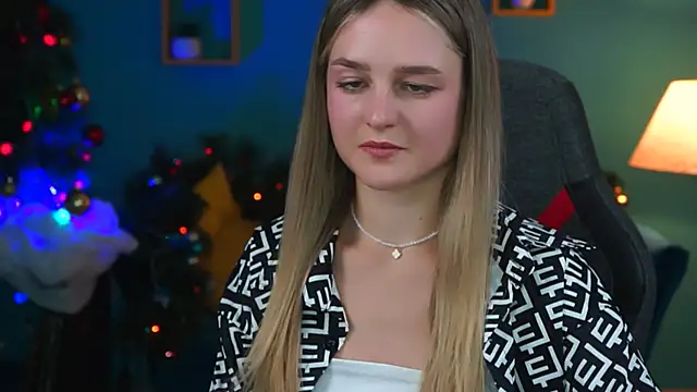 Snapshot of DeboraLarson chatting on 12.20.24 DeboraLarson online show from 12.20.24