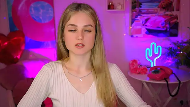 Snapshot of DeboraLarson chatting on 03.10.25 DeboraLarson online show from 03.10.25