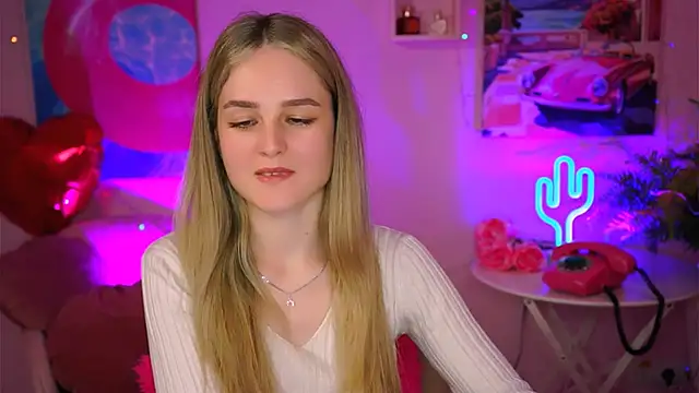 Snapshot of DeboraLarson chatting on 03.10.25 DeboraLarson online show from 03.10.25