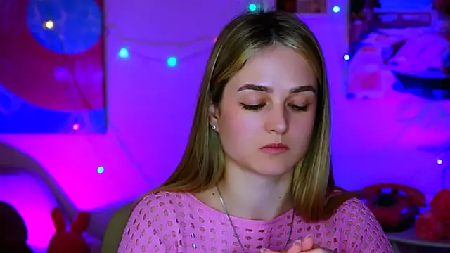 Snapshot of DeboraLarson chatting on 03.21.25 DeboraLarson online show from 03.21.25