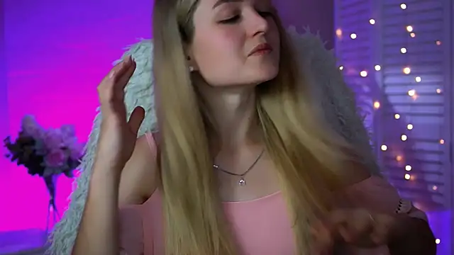 Snapshot of DeboraLarson chatting on 09.17.25 DeboraLarson online show from 09.17.25