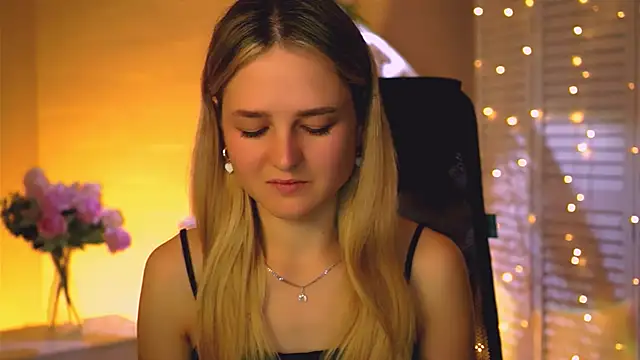 Snapshot of DeboraLarson chatting on 10.13.25 DeboraLarson online show from 10.13.25