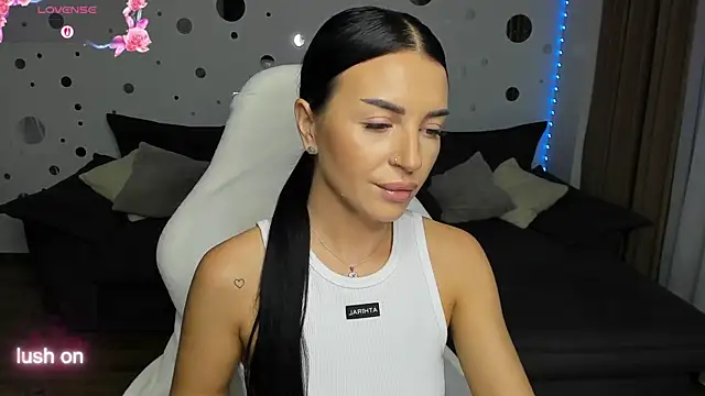 Snapshot of Just_Mira_ chatting on 09.23.25 Just Mira online show from 09.23.25