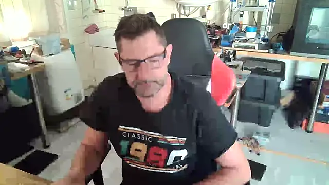 Snapshot of snork80 chatting on 10.12.25 snork80 online show from 10.12.25