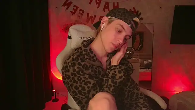 Snapshot of etieeis chatting on 10.28.25 etieeis online show from 10.28.25